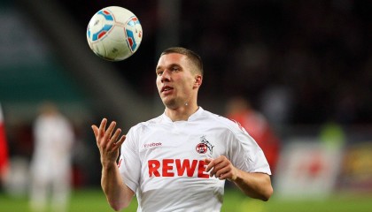 kaiyun：曼城外租至斯托克城新星穆巴马在对阵女王公园巡游者时重伤，担架抬离球场引发关切