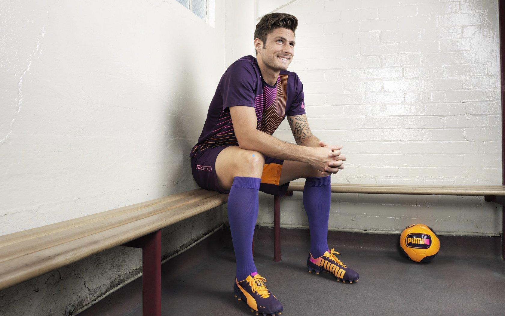 西甲积分榜激战正酣，姆巴佩点射一锤定音，皇马连胜紧逼巴萨暂居次席